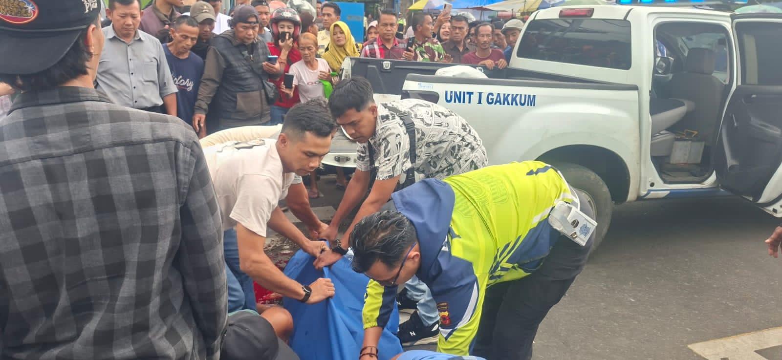 Kecelakaan maut kembali terjadi di jalur padat Sukabumi–Bogor. Seorang pengendara sepeda motor berinisial TF (47), warga Citamiang, Kabupaten Sukabumi, tewas di tempat setelah terlindas truk box di Kampung Selaawi, Desa Karangtengah, Kecamatan Cibadak, Selasa (11/11/2025) sore.