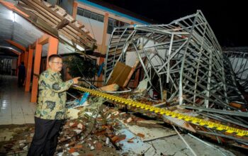 ROBOH: Atap ruang kelas SMKN Gunung Putri Kabupaten Bogor, pada Senin (3/11).