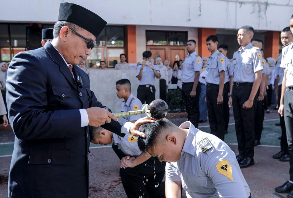 Kadisdik Jabar, Purwanto melantik taruna (siswa) SMAN 14 Bandung. (foto: Ist/ HO-Disdik Jabar)