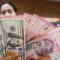 Petugas menghitung mata uang Rupiah dan Dolar AS di Ayu Masagung Money Changer, Jakarta