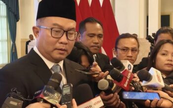 Prof. Arif Satria menyampaikan keterangan seusai dilantik oleh Presiden RI Prabowo Subianto sebagai Kepala Badan Riset dan Inovasi Nasional (BRIN) di Istana Negara, Jakarta, Senin (10/11/2025).