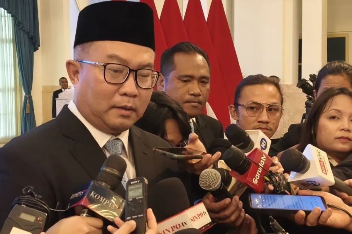 Prof. Arif Satria menyampaikan keterangan seusai dilantik oleh Presiden RI Prabowo Subianto sebagai Kepala Badan Riset dan Inovasi Nasional (BRIN) di Istana Negara, Jakarta, Senin (10/11/2025).