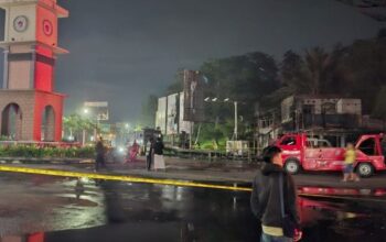Kepolisian Resor Cianjur, Jawa Barat, menutup jalur di sepanjang lokasi kebakaran truk tangki BBM di Jalan Perintis Kemerdekaan, Desa Sirnagalih, Kecamatan Cilaku, arus lalulintas di arahkan ke jalan protokol dalam kota, Minggu (2/11/2025). 