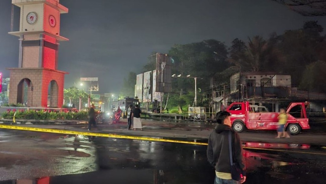 Kepolisian Resor Cianjur, Jawa Barat, menutup jalur di sepanjang lokasi kebakaran truk tangki BBM di Jalan Perintis Kemerdekaan, Desa Sirnagalih, Kecamatan Cilaku, arus lalulintas di arahkan ke jalan protokol dalam kota, Minggu (2/11/2025).