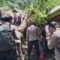 FOTO : NANDI/RADARSUKABUMI Kapolres Sukabumi AKBP Dr. Samian beserta jajarannya saat melakukan oembersihan material kayu kayu dan ranting di kampung Pamokoan, Desa Sukarame, Kecamatan Cisolok. Jumat (31/10/2025).