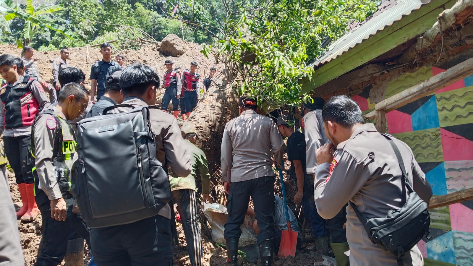 FOTO : NANDI/RADARSUKABUMI Kapolres Sukabumi AKBP Dr. Samian beserta jajarannya saat melakukan oembersihan material kayu kayu dan ranting di kampung Pamokoan, Desa Sukarame, Kecamatan Cisolok. Jumat (31/10/2025).
