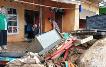 Anggota DPRD Kabupaten Sukabumi, Dilla Nurdian, saat meninjau langsung lokasi bencana banjir bandang dan tanah longsor di Kecamatan Cisolok belum lama ini. Jumat (31/10/2025).