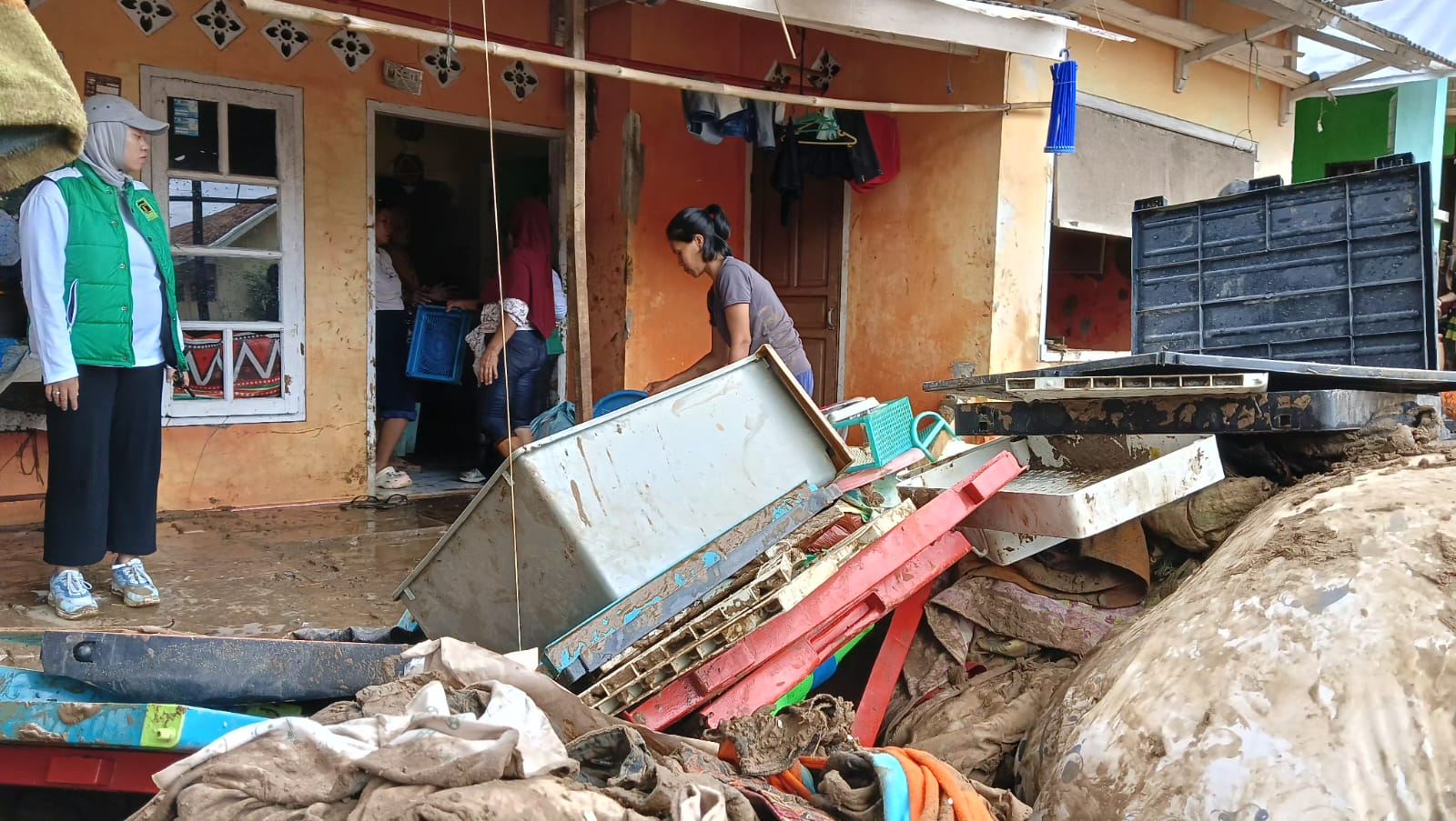 Anggota DPRD Kabupaten Sukabumi, Dilla Nurdian, saat meninjau langsung lokasi bencana banjir bandang dan tanah longsor di Kecamatan Cisolok belum lama ini. Jumat (31/10/2025).