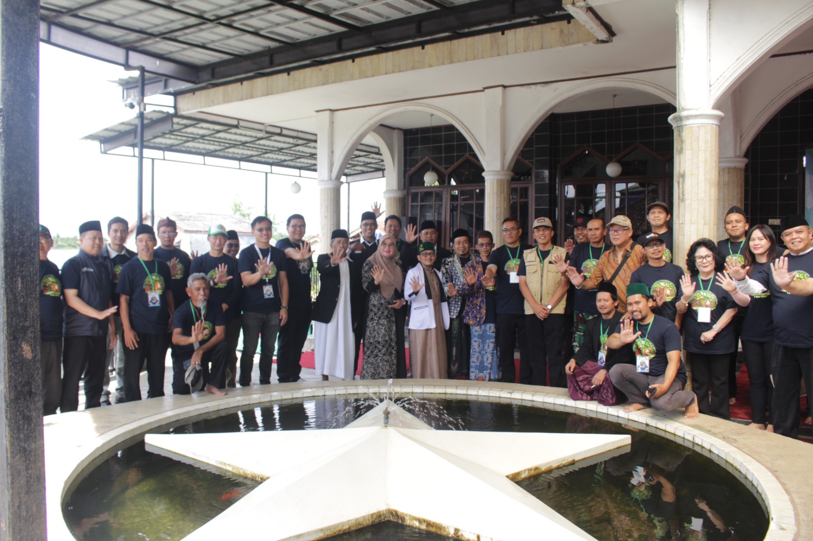 PEDULI : FKUB Cicurug bersama tokoh lintas agama saat menanam pohon di kawasan Pondok Pesantren Al-Hasaniyyah, Kampung Kaum Babakan, Kelurahan Cicurug, Kecamatan Cicurug, Kabupaten Sukabumi.