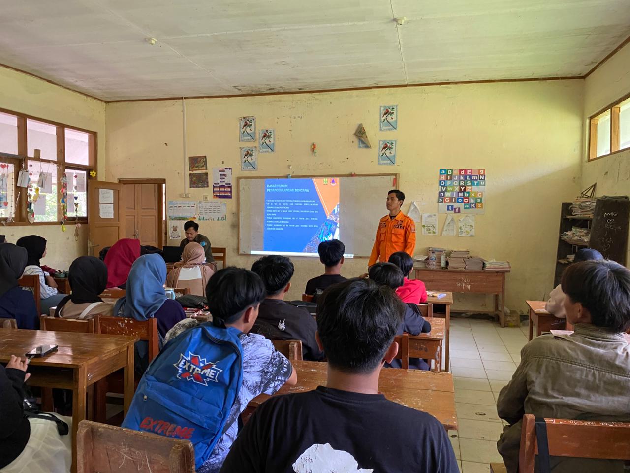 Pusat Kegiatan Belajar Masyarakat (PKBM) Mercusuar di Desa Loji, Kecamatan Simpenan, menjadi lokasi kegiatan sosialisasi mitigasi bencana gempa bumi, Minggu (2/11/2025).