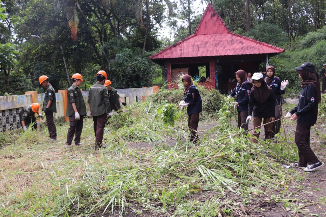 ANTUSIAS: Puluhan anggota Pramuka dari berbagai SMA dan SMK di Kota Sukabumi turun tangan membersihkan kawasan Bumi Perkemahan Cikundul dalam kegiatan bertajuk Gerakan Pramuka Peduli Alam, belum lama ini.