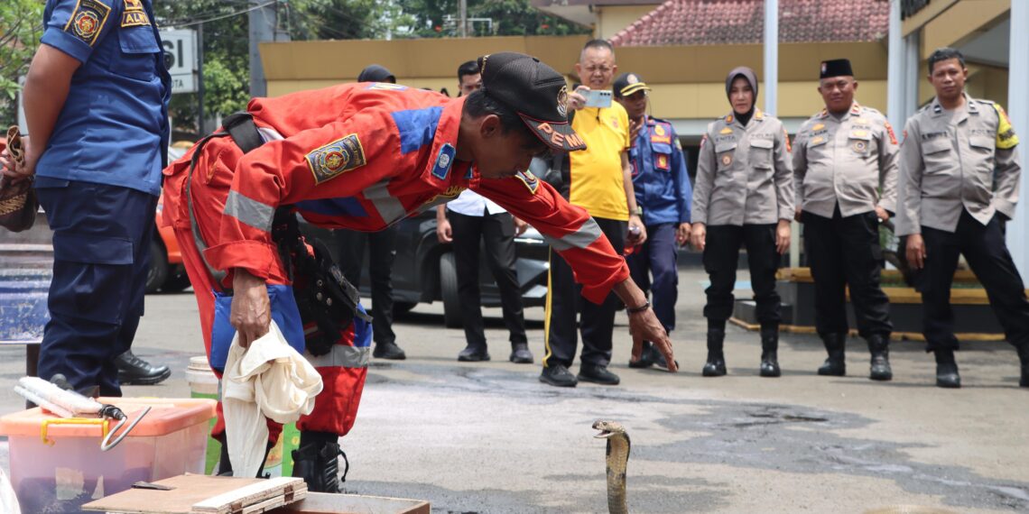 PEMBINAAN: Polres Sukabumi Kota bersama Damkar Kota Sukabumi saat memberikan pelatihan, pembinaan dan peningkatan kemampuan di Halaman Mapolres Sukabumi Kota, belum lama ini.