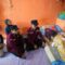 AKSI SOSIAL: Wali Kota Sukabumi Ayep Zaki saat menyantuni salah seorang warga di Kelurahan Subangjaya, Minggu (2/11).