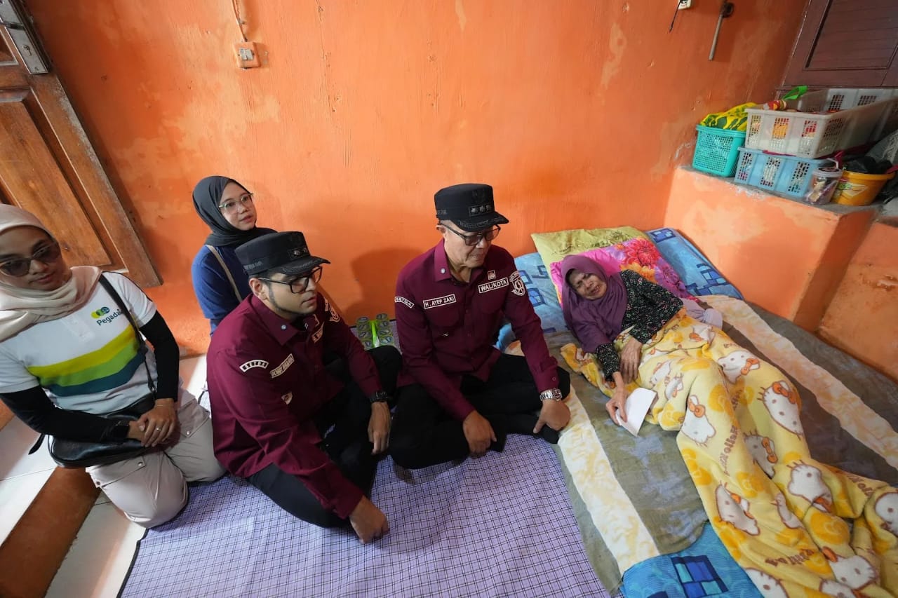 AKSI SOSIAL: Wali Kota Sukabumi Ayep Zaki saat menyantuni salah seorang warga di Kelurahan Subangjaya, Minggu (2/11).