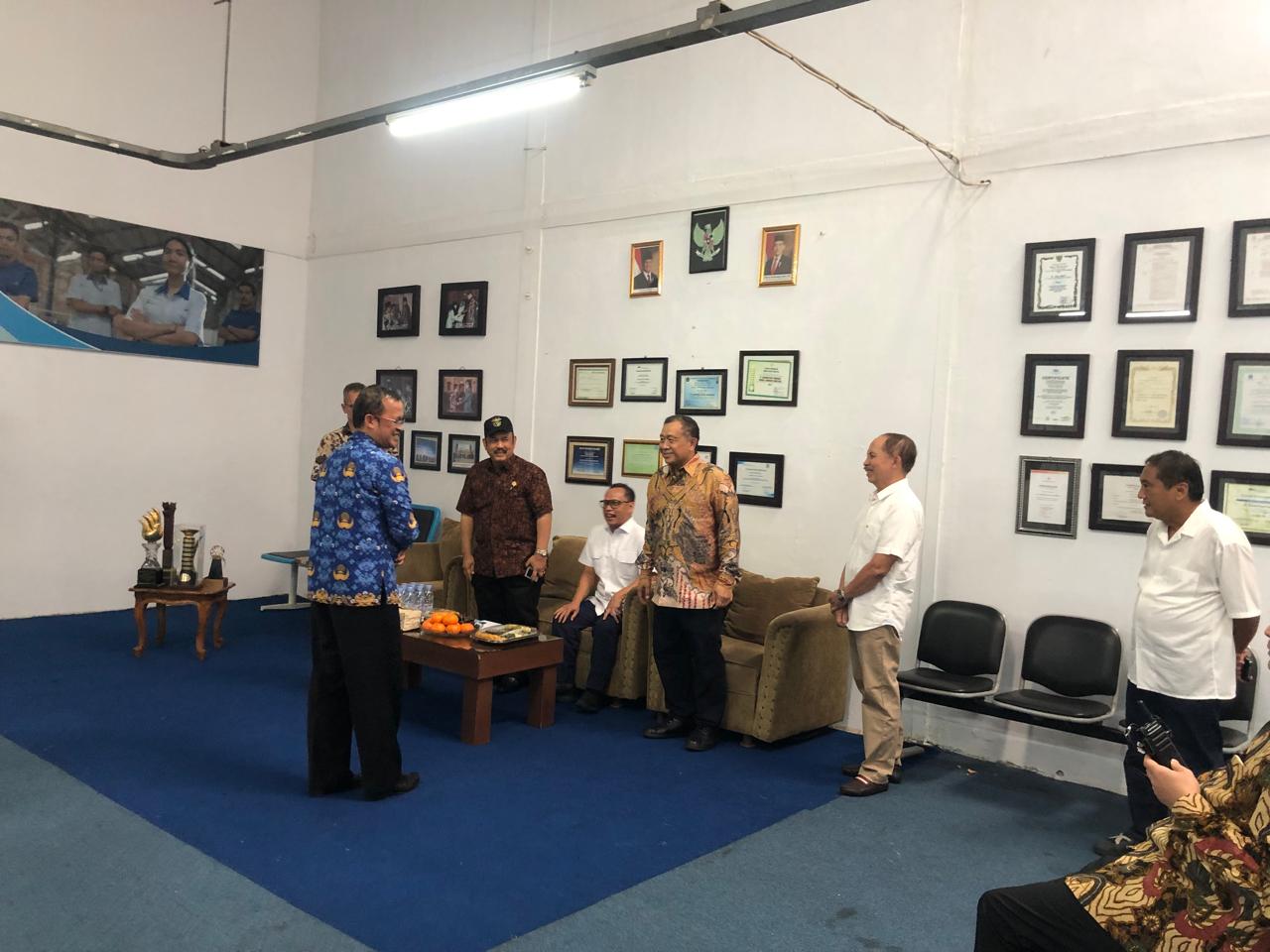Kabid Pengawasan Data dan Informasi Industri, Adi Setidi Nugraha, saat menyapa Menteri PPN RI, Rahmad Pambudy di PT Sarandi Karya Nugraha, di Kompleks Sentris Blok E Nomor 8–9, Desa Cibatu, Kecamatan Cisaat, Kabupaten Sukabumi, belum lama ini.