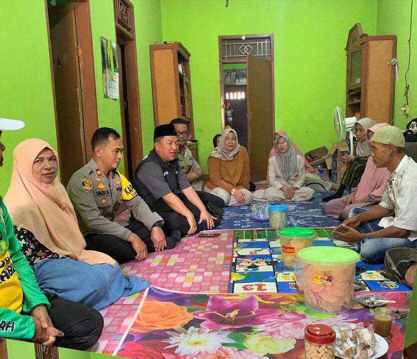 Kepala DP3A Kabupaten Sukabumi, Agus Sanusi, mendampingi Wakil Bupati Sukabumi, Andreas saat berkunjung ke rumah korban bullying siswi MTsN Cikembar.