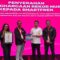 MURI: (ki-ka) Wakil Direktur Utama MURI, Osmar Susilo (kedua kanan) menyerahkan penghargaan rekor MURI untuk SMARTFREN kepada Chief Marketing Officer SMARTFREN XLSMART, Sukaca Purwokardjono (kedua kiri), di damping oleh Division Head Brand Communication Edtine Pamilien Gensana (kiri) dan Group Head Corporate Communication & Sustainability XLSMART, Reza Mirza di Jakarta, Senin (3/11).