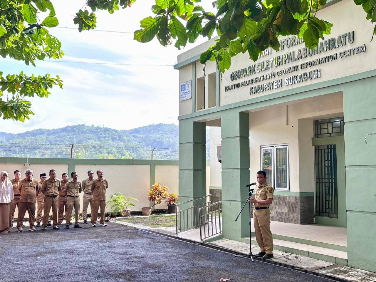 Kepala Dinas Pariwisata Kabupaten Sukabumi Ali Iskandar sesaat memimpin apel di halaman kantor GIC Palabuhanratu.
