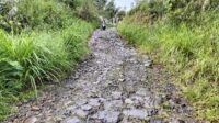 Jalan Rusak di Simpenan Hambat Akses Warga ke Sekolah dan Puskesmas