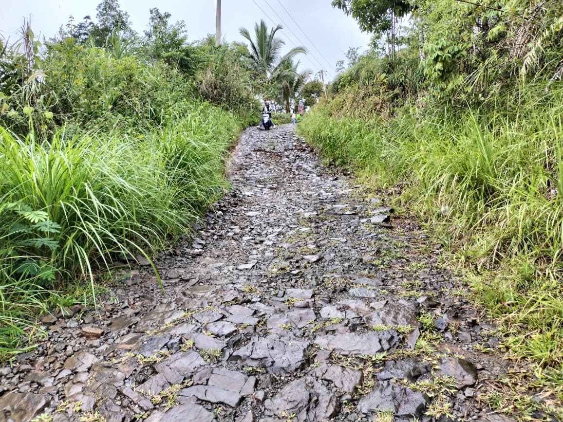 FOTO ; NANDI/ RADARSUKABUMI Kondisi jalan perbatasan Desa Loji dan Desa Kertajaya, Kecamatan Simpenan, Kabupaten Sukabumi bebatuan.