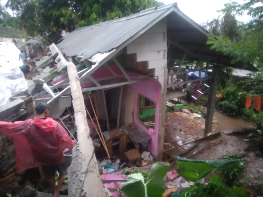 Kondisi rumah warga rusak tertimpa longsor di Warungkiara