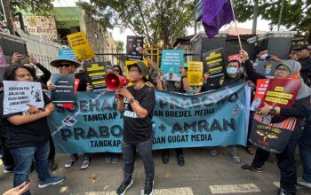 Aliansi Jurnalis Independen (AJI) Jakarta bersama koalisi masyarakat sipil menggelar aksi solidaritas di depan Pengadilan Negeri Jakarta Selatan, Senin (3/11)