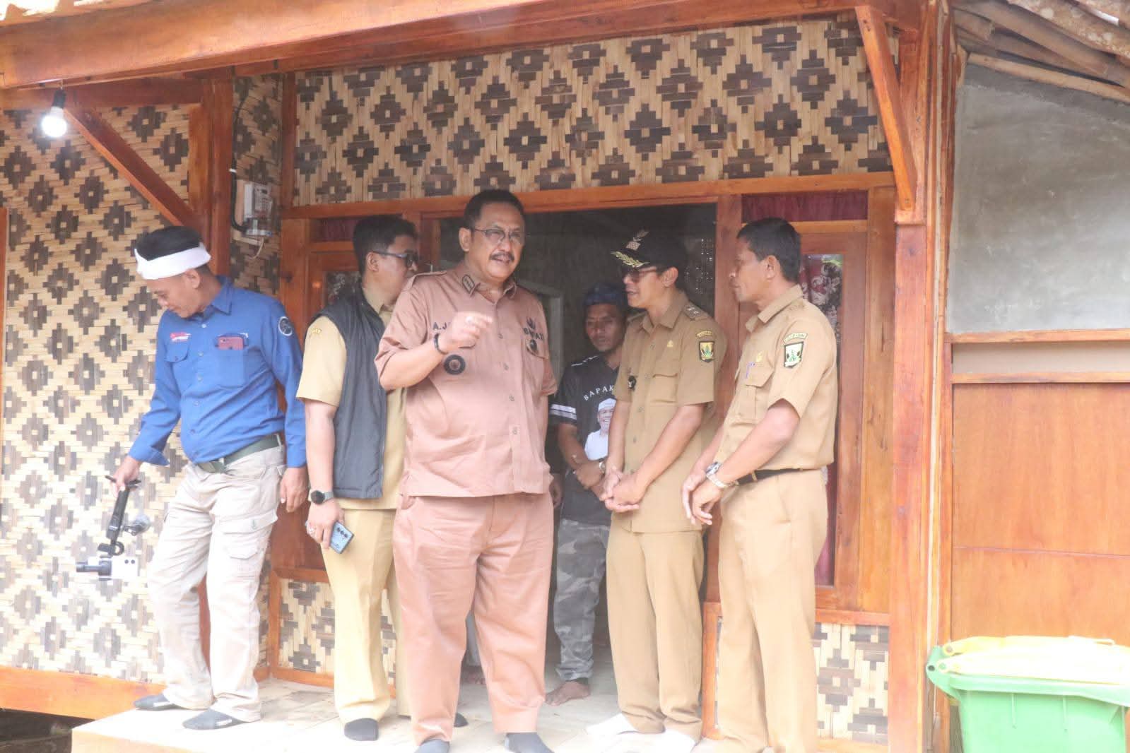 Bupati Asep menyebutkan bahwa pembangunan huntap merupakan hasil kolaborasi antara Pemerintah Provinsi Jawa Barat, Pemerintah Kabupaten Sukabumi, dan Pemerintah Desa Mekarsari.