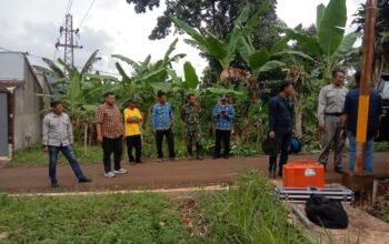 PENINJAUAN: Pemerintah Kelurahan/Kecamatan Lembursitu saat melakukan peninjauan lapangan di wilayah kerjanya, belum lama ini.
