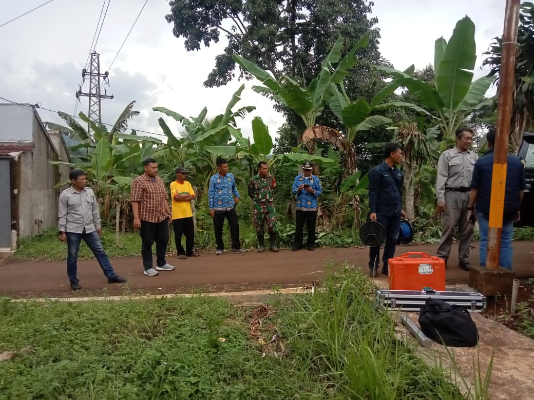 PENINJAUAN: Pemerintah Kelurahan/Kecamatan Lembursitu saat melakukan peninjauan lapangan di wilayah kerjanya, belum lama ini.