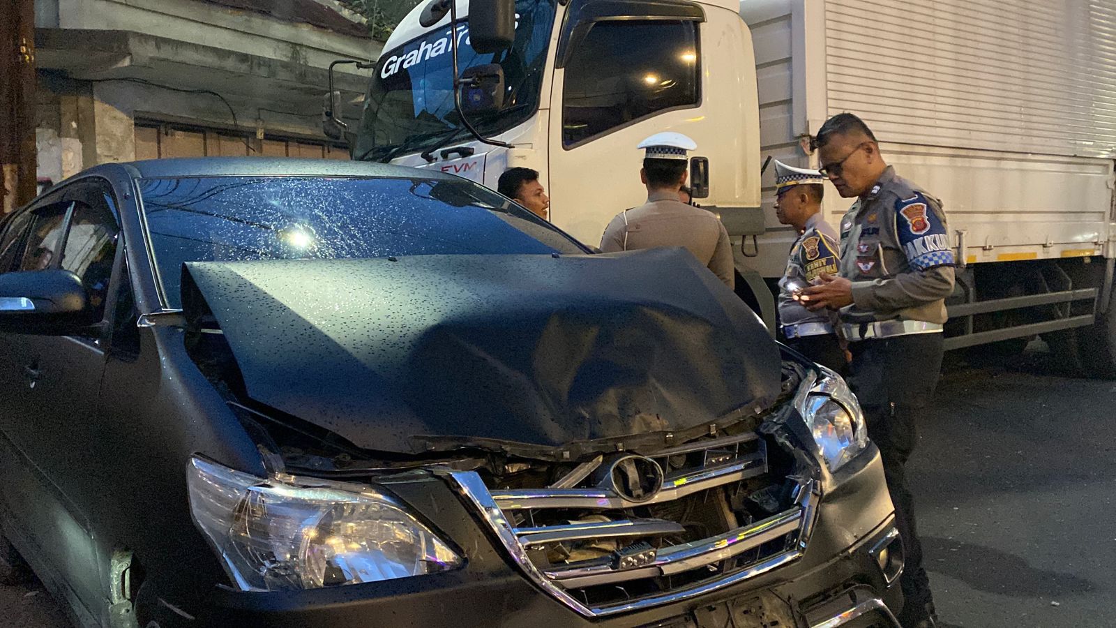 OLAH TKP: Sejumlah personel Satlantas Polres Sukabumi Kota saat melakukan olah TKP di Jalan Ahmad Yani, Kecamatan Cikole, Kota Sukabumi, Selasa (4/11).