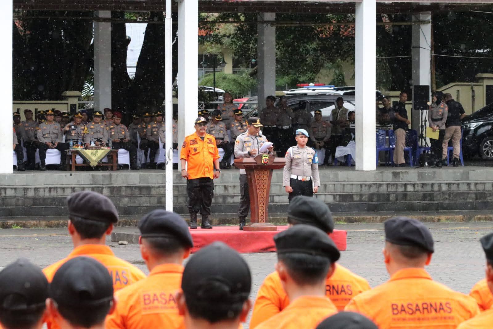 FOTO : NANDI/ RADARSUKABUMI Apel kesiapsiagaan tanggap darurat bencana di Lapangan Alun-Alun Palabuhanratu, Rabu (5/11/2025).