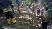 Diterjang Hujan Deras, Irigasi dan Jembatan di Cikakak Rusak Parah