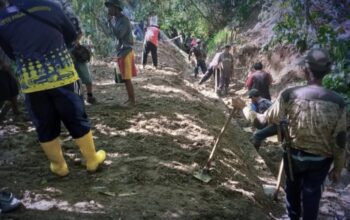 Jaringan Irigasi dan Jembatan di Cikakak Rusak Diterjang Air Besar. (FOTO ; NANDI/RADARSUKABUMI)