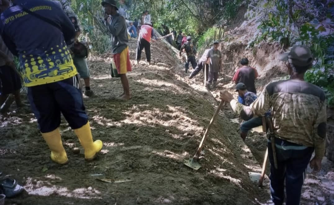 Jaringan Irigasi dan Jembatan di Cikakak Rusak Diterjang Air Besar. (FOTO ; NANDI/RADARSUKABUMI)