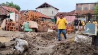 Potret Ketua DPRD Sukabumi Salurkan Bantuan untuk Korban Banjir Bandang di Cisolok