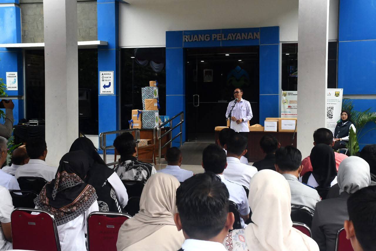 Sekda Ade Suryaman dalam Gebyar Nomor Induk Berusaha (NIB) yang dirangkaikan dengan Launching Layanan Keimigrasian di Mal Pelayanan Publik (MPP) Kabupaten Sukabumi, Rabu (5/11/2025).