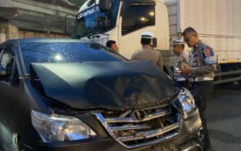 OLAH TKP: Sejumlah personel Satlantas Polres Sukabumi Kota saat melakukan olah TKP di Jalan Ahmad Yani, Kecamatan Cikole, Kota Sukabumi, belum lama ini.