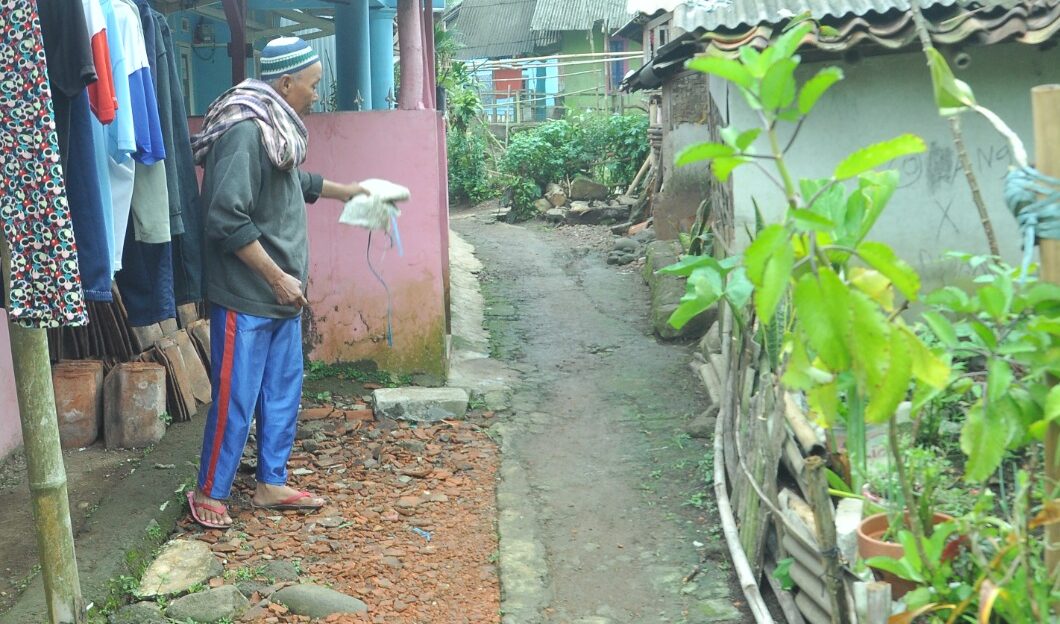 LOKASI PEMBANGUNAN: Kondisi salah satu lokasi yang bakal dibangun menggunakan program P2RW di Kelurahan Cikundul, Kecanatan Lembursitu, Rabu (5/11).