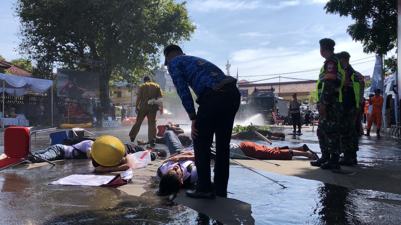 SIMULASI: Petugas gabungan saat menggelar simulasi bencana alam di sekitar Alun-Alun Masjid Agung Kota Sukabumi, Rabu (5/11).