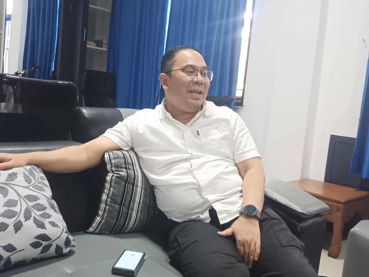 DIWAWANCARA: Kepala Dinas Perhubungan (Dishub) Kota Sukabumi, Iskandar Ifhan saat diwawancara Radar Sukabumi di ruang kerjanya, Rabu (5/11). (FT: BAMBANG/RADARSUKABUMI)