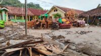Sekolah Rusak Diterjang Banjir, Siswa SDN Cikahuripan Belajar Darurat di Madrasah