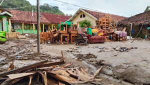 Sekolah Rusak Diterjang Banjir, Siswa SDN Cikahuripan Belajar Darurat di Madrasah