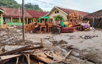 FOTO ; NANDI/RADARSUKABUMI Kondisi sekolah SDN Cikahuripan, Kecamatan Cisolok pasca banjir.