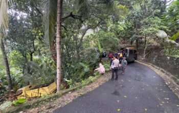 FOTO : NANDI/RADARSUKABUMI. Kondisi truk yang terjun ke jurang di Cisolok, kabupaten Sukabumi.