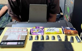 DIAMANAKAN : Terduga pelaku pengedar sabu berinisial U (29) saat diamankan di Mapolres Sukabumi Kota.