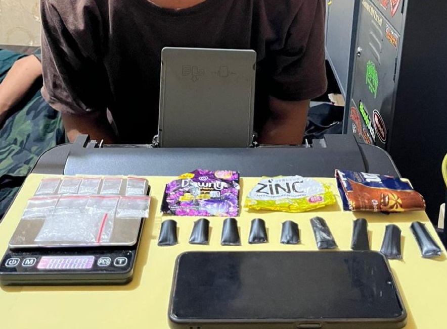 DIAMANAKAN : Terduga pelaku pengedar sabu berinisial U (29) saat diamankan di Mapolres Sukabumi Kota.
