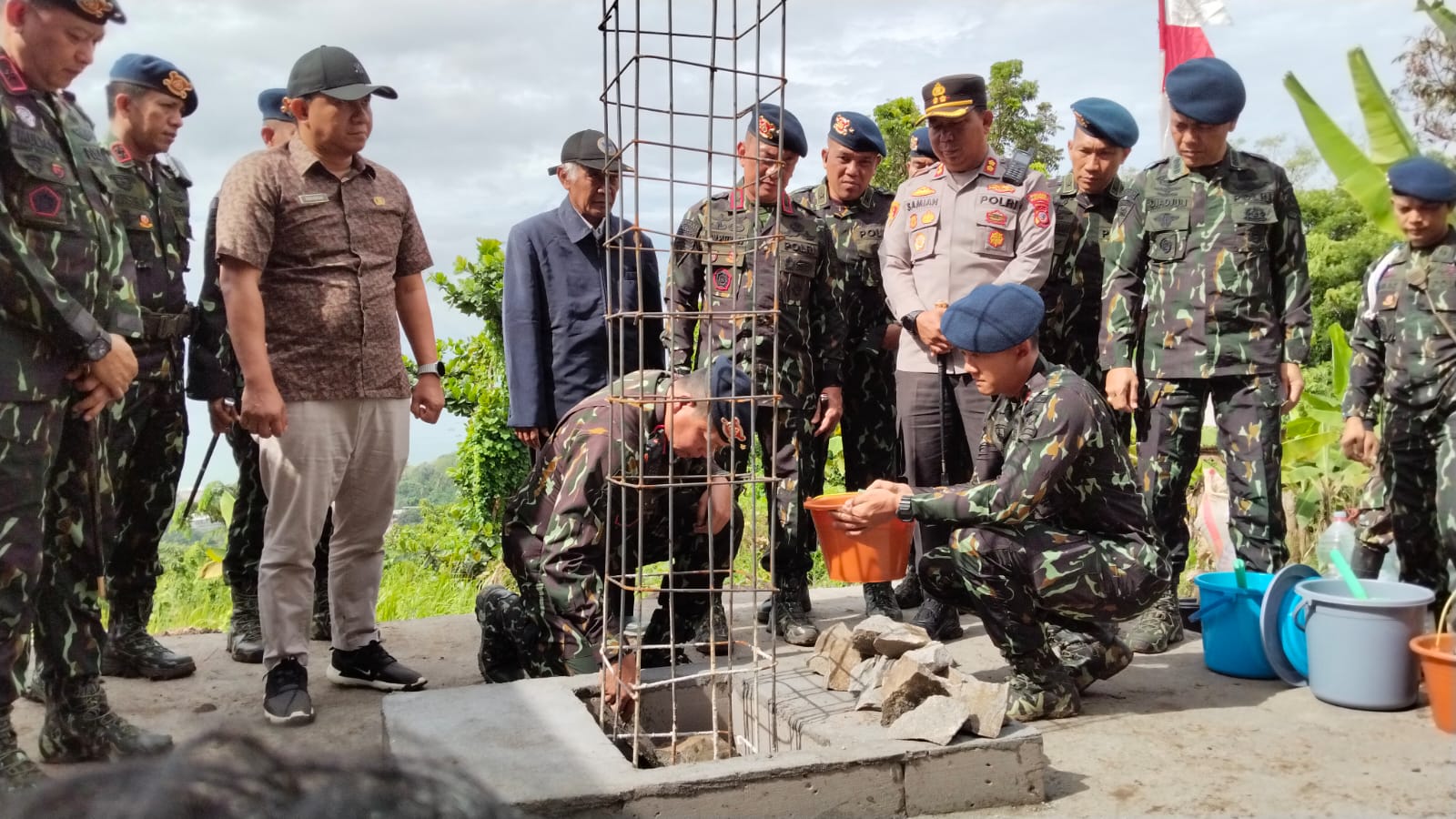 FOTO ; NANDI/RADARSUKABUMI Suasana kegiatan peletakan Batu Pertama Tugu Pelopor di Bukit Senyum Palabuhanratu Sukabumi. Jumat (7/11/2025).