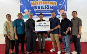 MERIAHKAN HUT KE-130: Pinca BRI BO Cibadak Yoga Setyawan (tiga kanan) didampingi Ketua Pelaksana Khitanan BRILiaN Enda Mulyana, Ketua YBM BRILIAN BRI Cibadak Iman Hindayat foto bersama DKM Masjid Cibadak Daarul Matiin Kabupaten Sukabumi. Di masjid ini BRI BO Cibadak sukses melaksanakan Khitanan BRILiaN pada Sabtu (8/11/2025).