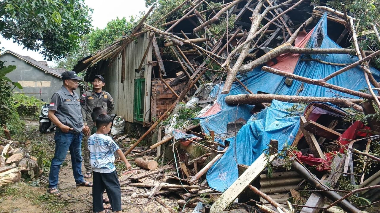 Kondisi rumah Nenek Nining yang hancur tertimpa pohon Jengjeng yang tumbang pada Sabtu (8/11/2025).