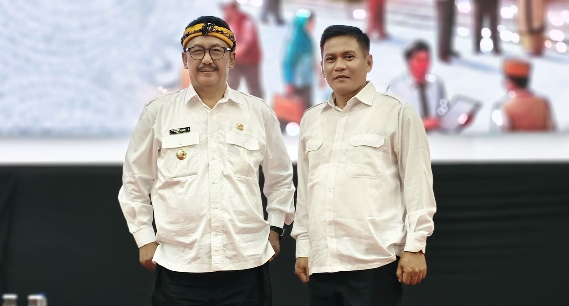 Kadisnakertrans Kabupaten Sukabumi, Sigit Widarmadi, saat foto bersama dengan Bupati Sukabumi, Asep Japar.